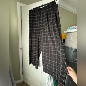 NWT Size 22 Torrid Flat Front Wide Leg Crepe Pants. Ink dot plaid print.